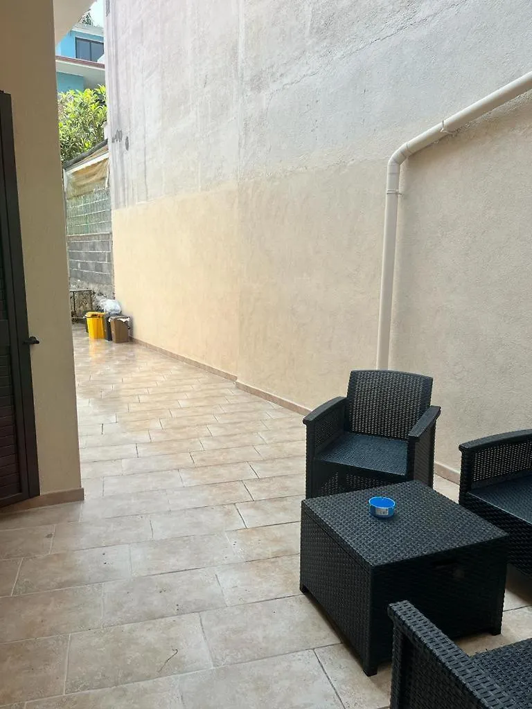 Casa E Giardino Taormina A 100 Mt Da Stazione E 30 Mt Dal Mare Villa Giardini Naxos